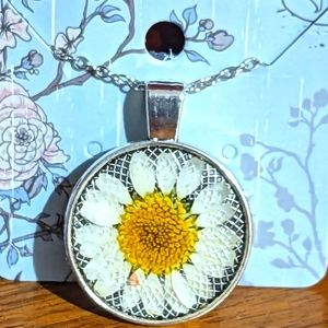 Cheerful Handmade Daisy Pendant Necklace